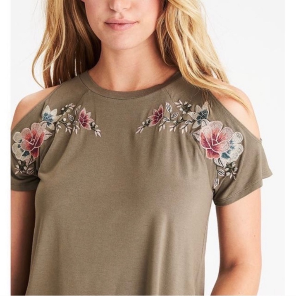 Like New! AE Soft &Sexy cold shoulder top